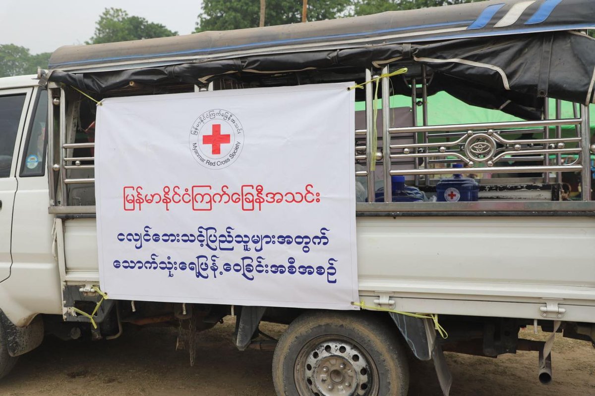 MyanmarRedCross's tweet photo. 🚰 Water distribution is ongoing in #Mandalay.

On April 9 &amp; 10, #MyanmarRedCross provided 4,120 liters of clean drinking #water to 1,358 people in #Amarapura Township, #earthquake-affected areas. Efforts will continue to reach more communities in need. 💧❤️ https://t.co/SvsdAD2AWz