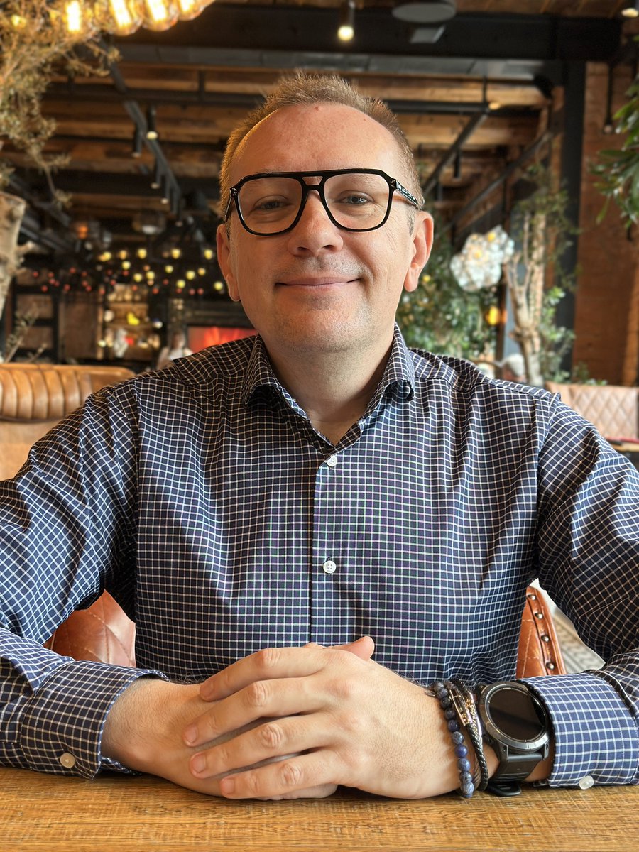 Привет, мне сегодня 47 лет! И да - я бодр, полон сил, а впереди ждет только самое интересное! 

Мне очень близка цитата Авраама Линкольна: 
«Неважно, сколько дней было в вашей жизни. Важно, сколько жизни было в ваших днях». Такие подсказки - ведут меня только своим путем 😇