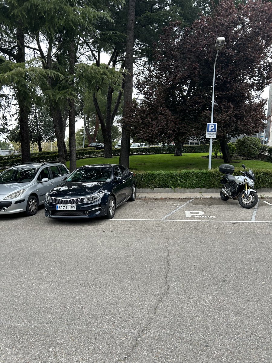 Que difícil es hacer respetar las normas. Parking de motos, no pueden aparcar coches..aunque quede enfrente de la puerta