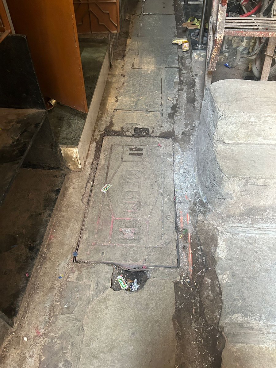 CommanPower's tweet photo. @mybmc is still sleeping gutter is over flowing 😴 @mybmcWardHE not interested to clean the gutter, people are facing problem over there, @mybmc can't clean a small gutter, ADDRESS: Shakti house, Shyam sunder chawl, Siddarth nagar, near Gokul Society, Vakola https://t.co/z1cOu1SVs7