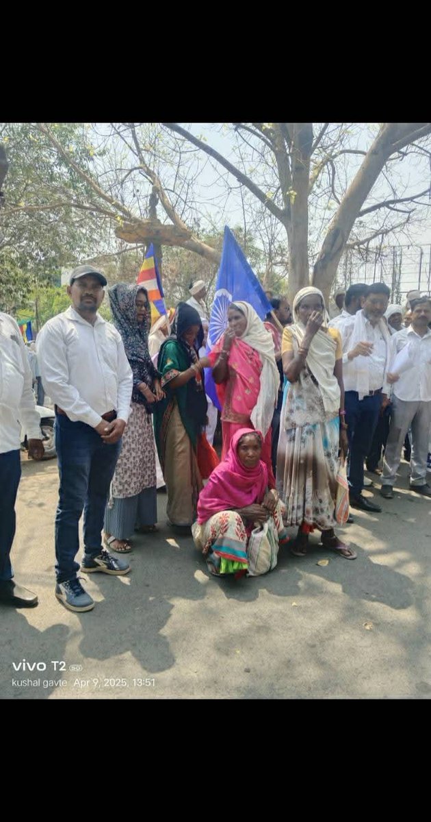 badal_aakash's tweet photo. फोटो में निचे बैठी हुई बुजुर्ग #आदिवासी महिला अकोला से है उसकी तबीयत कुछठीक नहीं है फिर भी कड़ी धूप में आज जेल भरो आंदोलन में शामिल हुई शारीरिक ताकत भले ही कमजोर हुई हो लेकिन उसकी हौसला और जज्बे को सलाम इस बुजुर्ग को देखकर आने वाली आंदोलन में शामिल होंगे #9_अप्रैल_जेलभरों_आंदोलन https://t.co/HsLnMGy3fi
