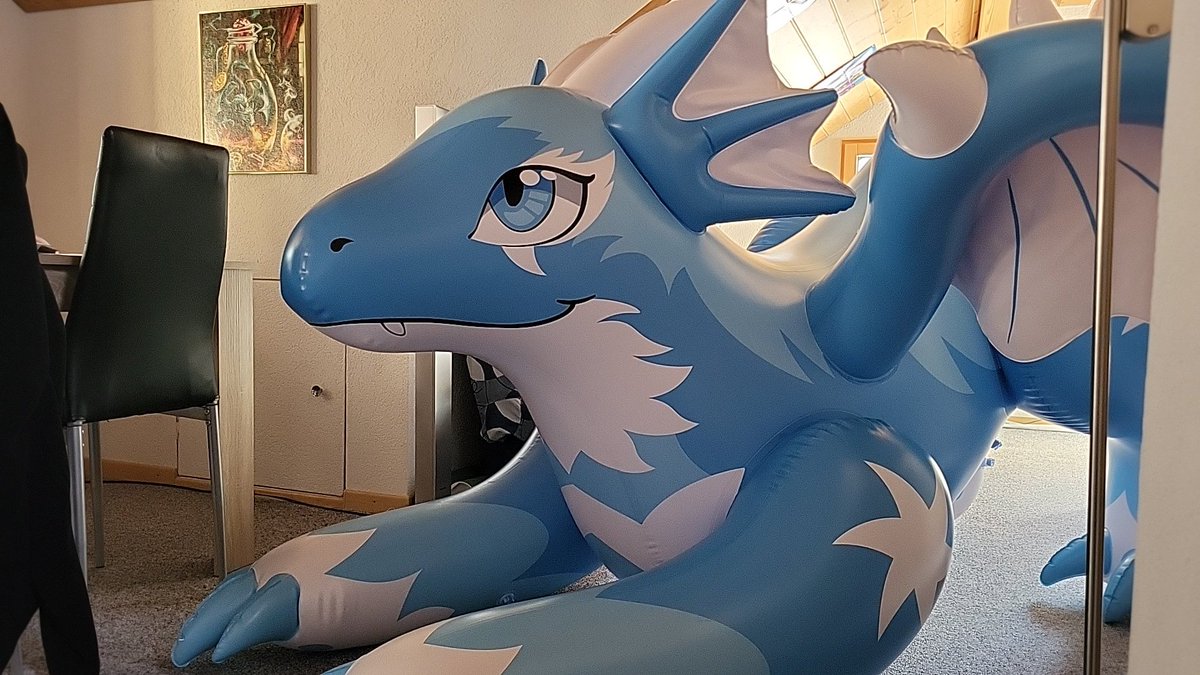 DragonCuddle677's tweet photo. My dragon is again alive! And the much inflated sharpclaw 😄
#inflatable #inflatabledragon #inflatabledog #inflatablehusky #phenodtoys @FactoryCreature https://t.co/yRjShb9rR2