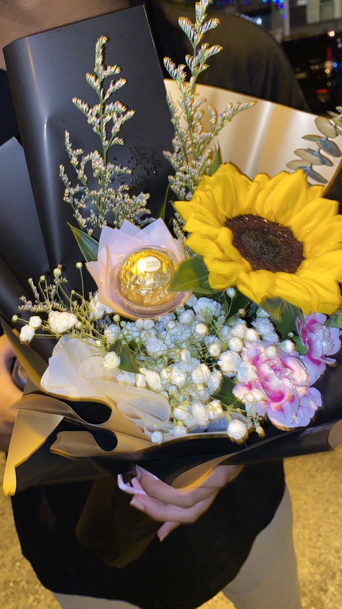 nvhn1a's tweet photo. "sebab you kan suka sunflower" https://t.co/qcmczPnAl7