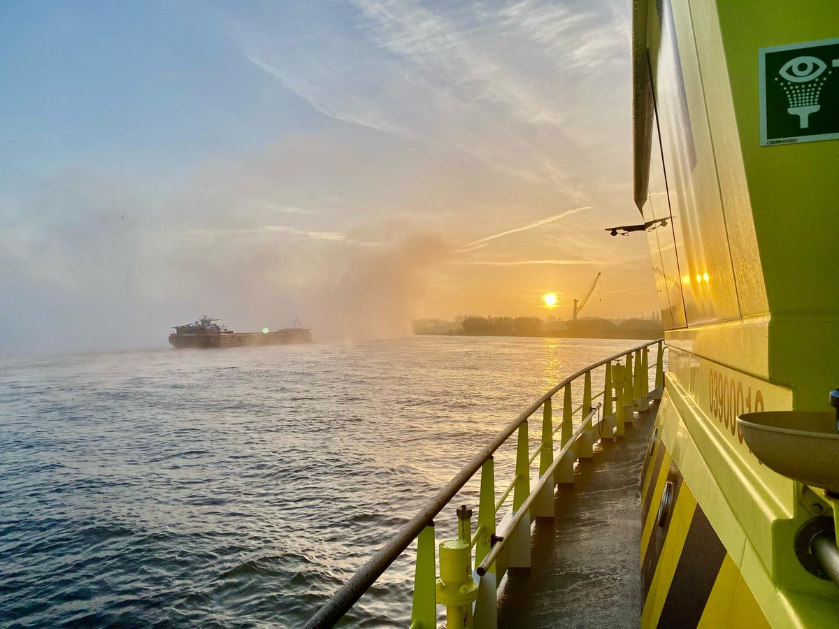 Vanmorgen kreeg ik deze mooie foto van mijn #collega, het beloofd weer een mooie dag te worden! Goed #weekend allemaal!! <a href="/Rijkswaterstaat/">Rijkswaterstaat</a> #oudemaas.