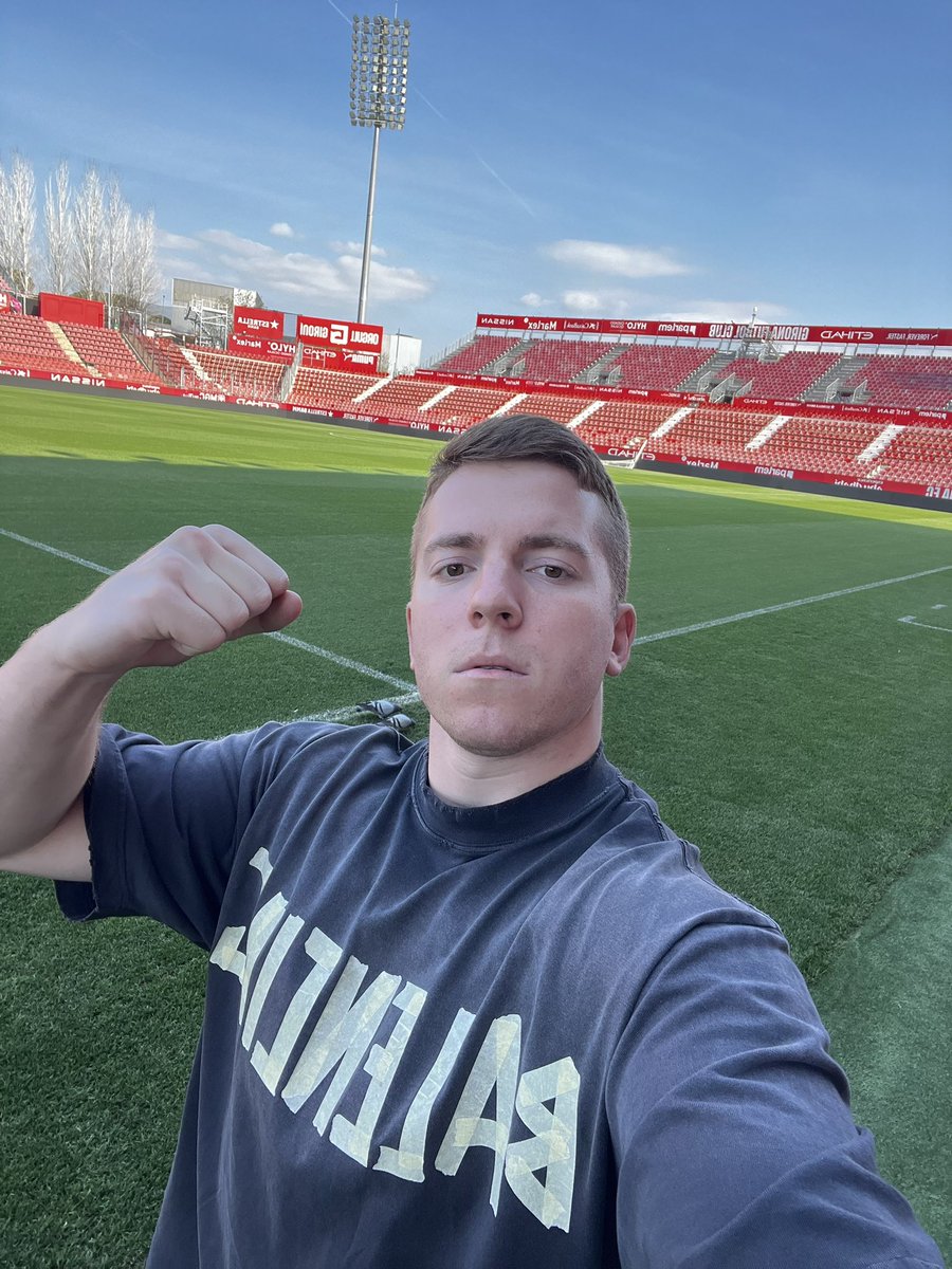 karoltomanski17's tweet photo. Wszedłem sobie na stadion Girony, pozdrawiam z gorącej Hiszpanii🥸

I pamiętajcie o jednym : gdzie Barcelona nie może - tam sędzia pomoże! https://t.co/5MsVSA71wI