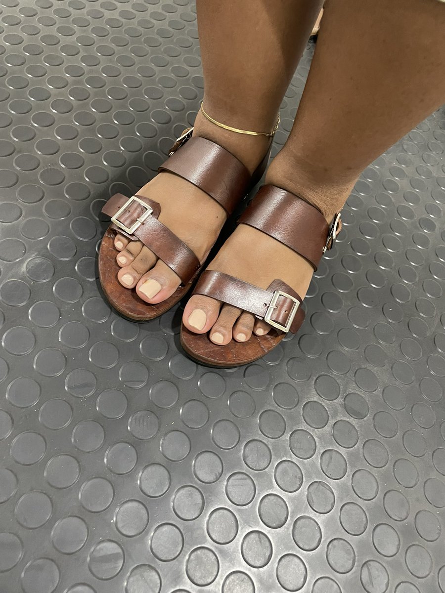 sandaze_oficial's tweet photo. A Sandaze MAVI é inspirada na Sandaze MAZI, os detalhes alterados de forma criativa tornaram este modelo ÚNICO.
A MAVI fica perfeita com vários looks, desde os mais descontraídos aos casuais e “chiques”.
🏷️2.850,00MZN
#madeinmoz #courogenuino #sandaze https://t.co/FQfJXibq8F