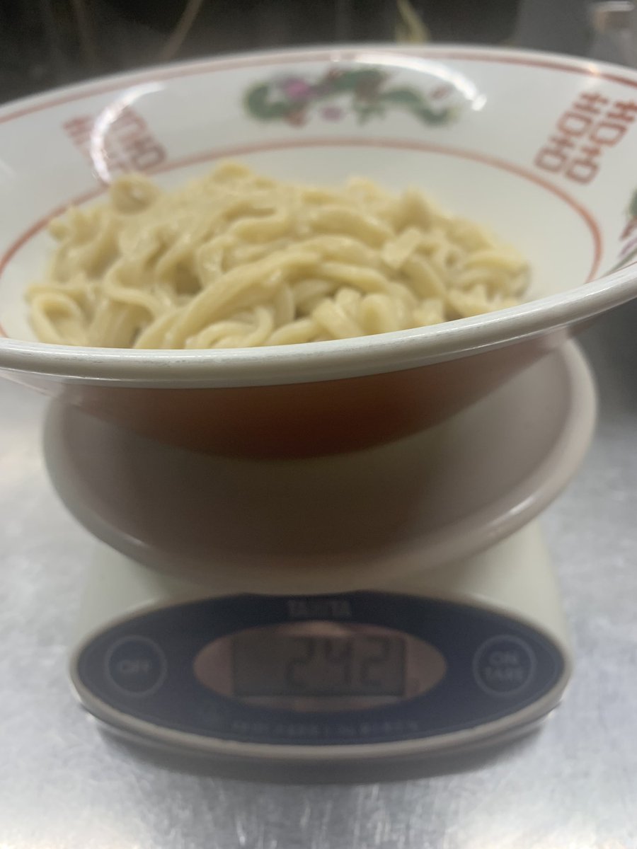 bjm_mizonokuchi's tweet photo. 🍜ブタジマ研究所🧫

お客様より150g（麺少なめ）ってどれくらい⁇って聞かれた時困ったので計りました。

茹で前150g➡️茹で後242g
　約1.6198倍になります。

なので普通盛（茹で前250g）は
　約404.9gですね。
※ちなみに麺だけです。

よろしくお願いします。 https://t.co/yFf37hTRD7