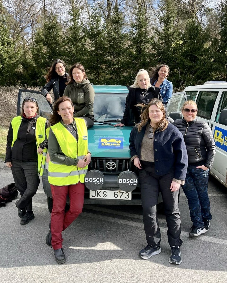 BlagulaBilen's tweet photo. Olika politiska färger. Ett gemensamt hjärta.

Riksdagskvinnor – från olika partier – satte ord åt sidan och handling främst.

Tillsammans körde de ner fordon till Ukraina för Blågula Bilen.

Genom förmågan att samarbeta visar Sverige sin styrka.
💙💛

Swish: 1236076665 https://t.co/ToPtkzojsZ