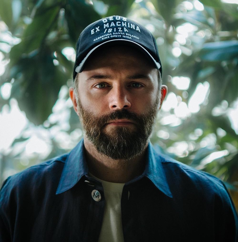 FilmUpdates's tweet image. ‘Adolescence’ director Philip Barantini is in talks to helm the film adaptation of Paulo Coelho’s bestselling novel ‘THE ALCHEMIST.’

(variety.com/2025/film/news…)