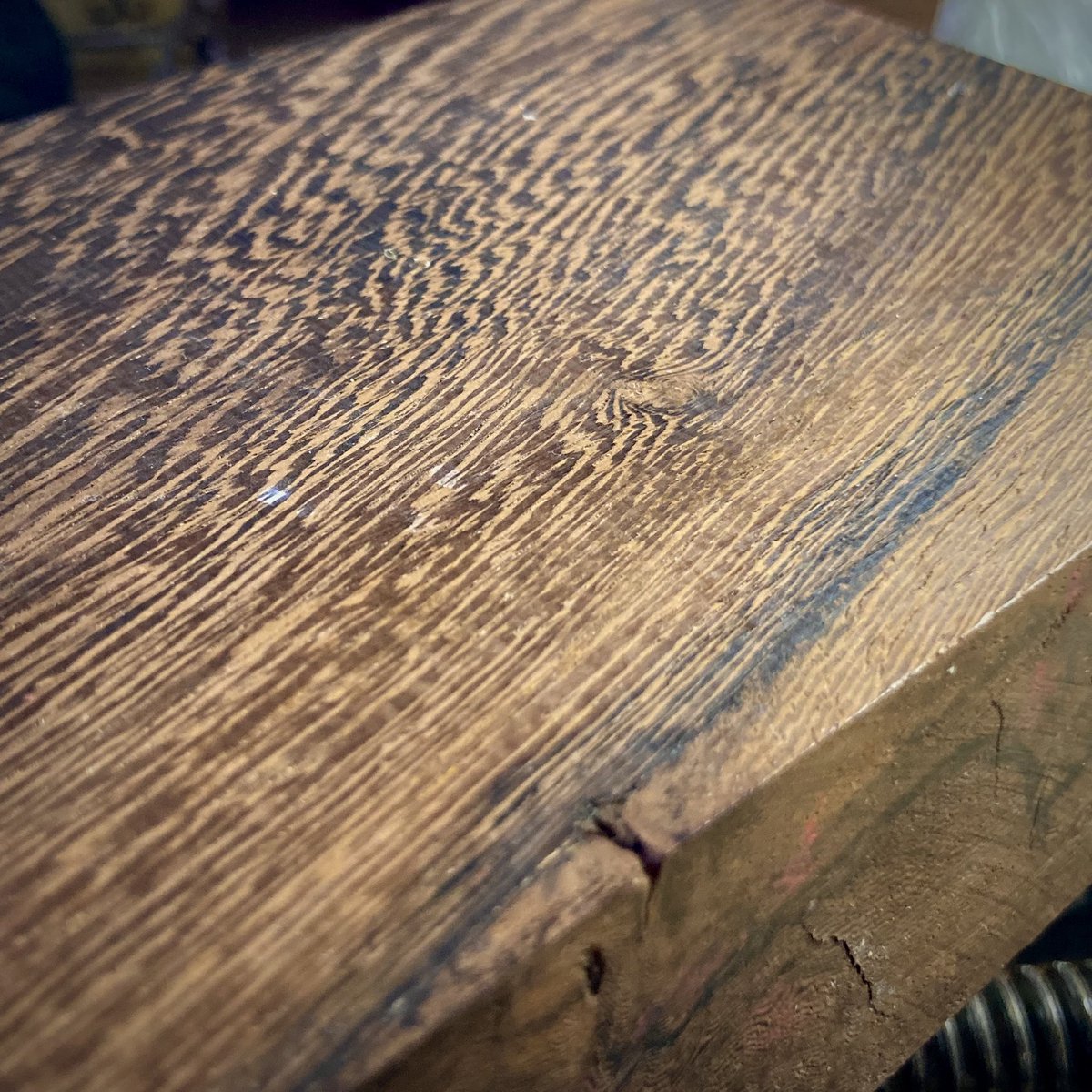 GarageWoWorking's tweet photo. 工房(と言ってもGarageの片隅)の棚に埃をかぶったままでほったらかしのWenge(ウェンジ)を見つけた。

アフリカ産の高級材。CabinetやFloor材として使われていて、硬くて耐久性抜群の木。

これで何を見たい？　#木軸ペン？　#木軸グリップ？　#PenRest?  #PenTray?

きみなら何を作る？🙋‍♂️ https://t.co/0IYBNm80Op