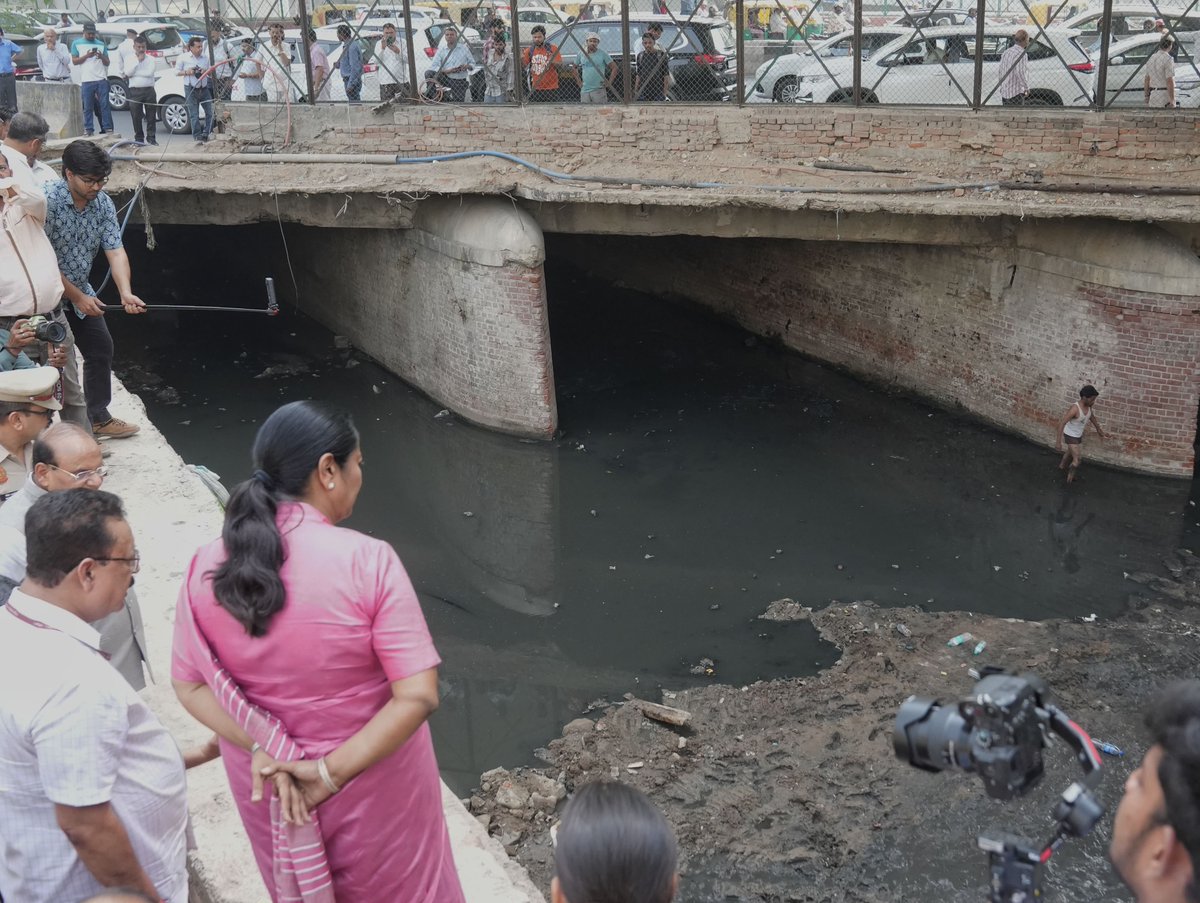 abhinavsaha's tweet photo. Minutes before Delhi CM Rekha Gupta, LG VK Saxena and Irrigation and  Minister Parvesh Sahib Singh inspected the Barapullah Drain near Soochna Bhawan, Lodhi Road on Thursday, at least 7 men were cleaning the drain manually, without any protective gear. 
@IndianExpress https://t.co/eVMnh6lKoZ