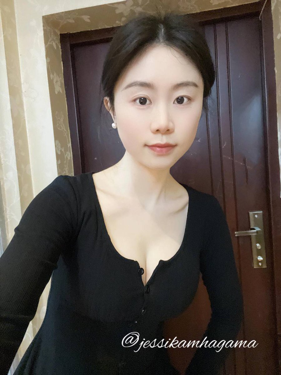 昨天带完娃去见了一个粉丝，他还带了个朋友。

他说想看我被他朋友先操，想近距离欣赏小穴里被进出的样子，这样才反差。于是就这样在包房里的厕所里发生了…

真的好刺激，感谢推特让我认识了新的世界，好像马上又五一了，到时希望能约到真诚有素质的男士，继续体验刺激感～ https://t.co/p5m7qC5H1t