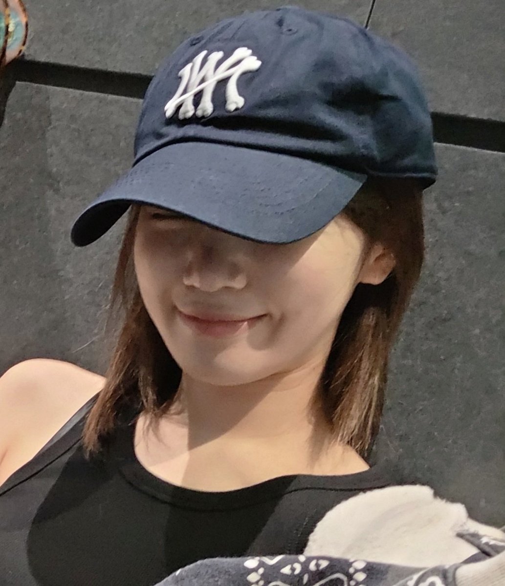 kimkkangzi's tweet photo. 캡모자 챙 아래로 동글코랑 웃고있는 입꼬리 보이는거 너무 예쁘다고 생각 https://t.co/wTVqxW91Ay
