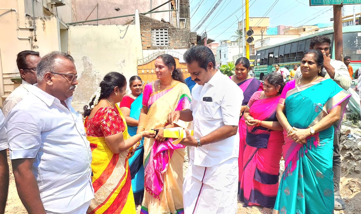 EzhilarasanCvmp's tweet photo. புதுத்தெருவில் #MLACDS நிதியிலிருந்து ரூ.15.50 லட்சம் மதிப்பீட்டில் கட்டப்படவுள்ள அங்கன்வாடி மையத்திற்கு அடிக்கல் நாட்டி, பணியினை துவக்கி வைத்தேன்.
@CMOTamilnadu | @DMKITwing | @TRBRajaa
2/2 https://t.co/69dDNr07p6