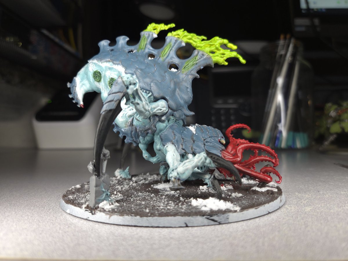 Project_X04's tweet photo. MY FIRSF EVER FULLY FINISHED MODEL!! #warhammer40k #modelpainting #tyranids https://t.co/Sw2AmzpXF9