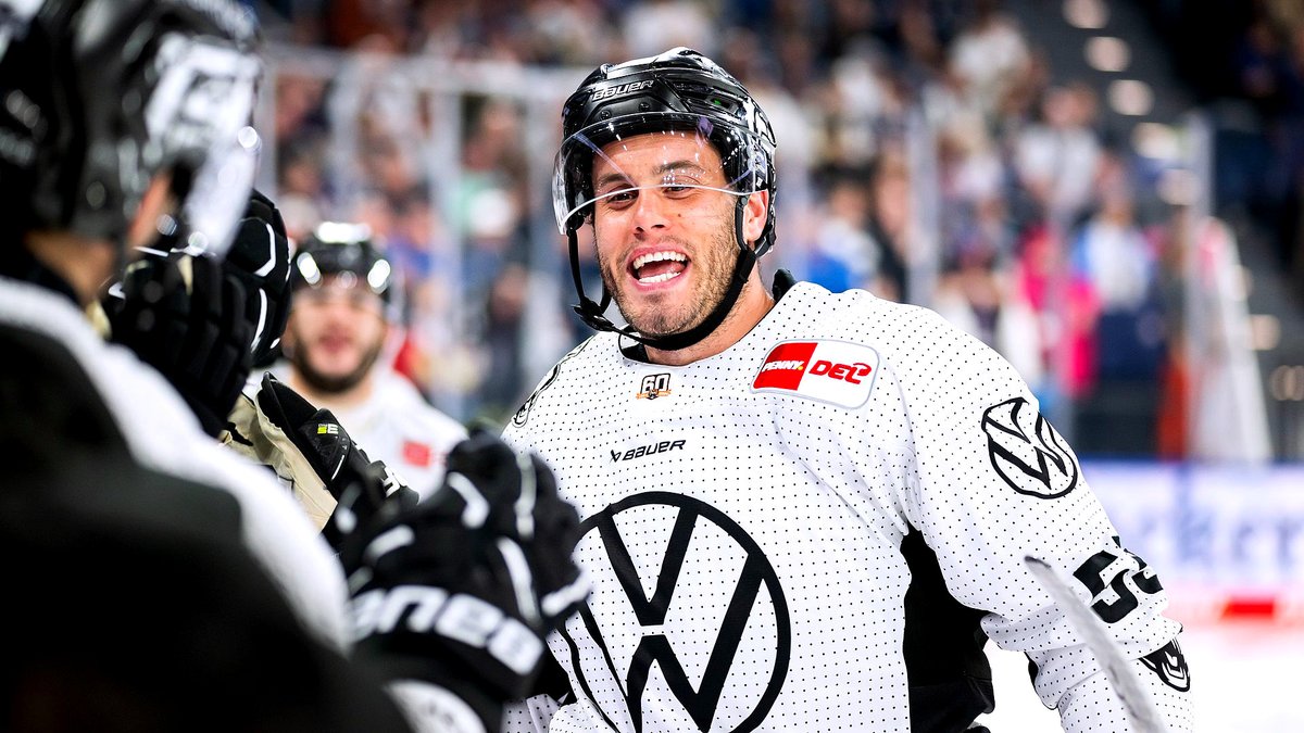 aevpanther's tweet photo. Wir können mit der Verpflichtung von Ryan Button unseren zweiten Neuzugang für 2025-26 offiziell vermelden. Der erfahrene Deutsch-Kanadier wechselt nach sechs Jahren bei den Grizzlys Wolfsburg in die Fuggerstadt. Herzlich willkommen! #NurDerAEV
ℹ️ https://t.co/qdeRNeG5qS https://t.co/x2PSo0oYtR