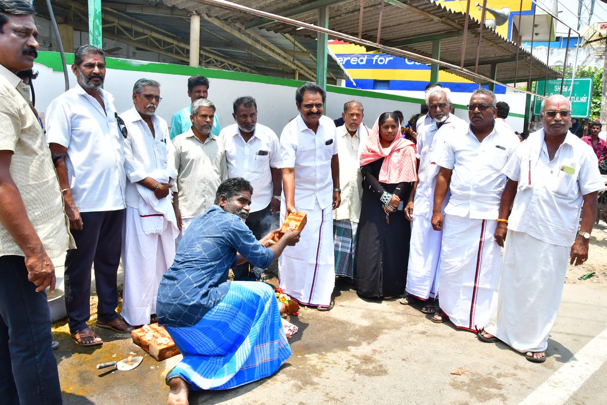 EzhilarasanCvmp's tweet photo. ஒலிமுகமதுபேட்டை தர்கா அருகில் #MLACDS நிதியிலிருந்து ரூ.18.65 லட்சம் மதிப்பீட்டில் கட்டப்படவுள்ள பயணியர் பேருந்து நிறுத்தத்திற்கு அடிக்கல் நாட்டி, பணியினை துவக்கி வைத்தேன்.
@CMOTamilnadu | @DMKITwing | @TRBRajaa
2/2 https://t.co/QuTXOC8MwP