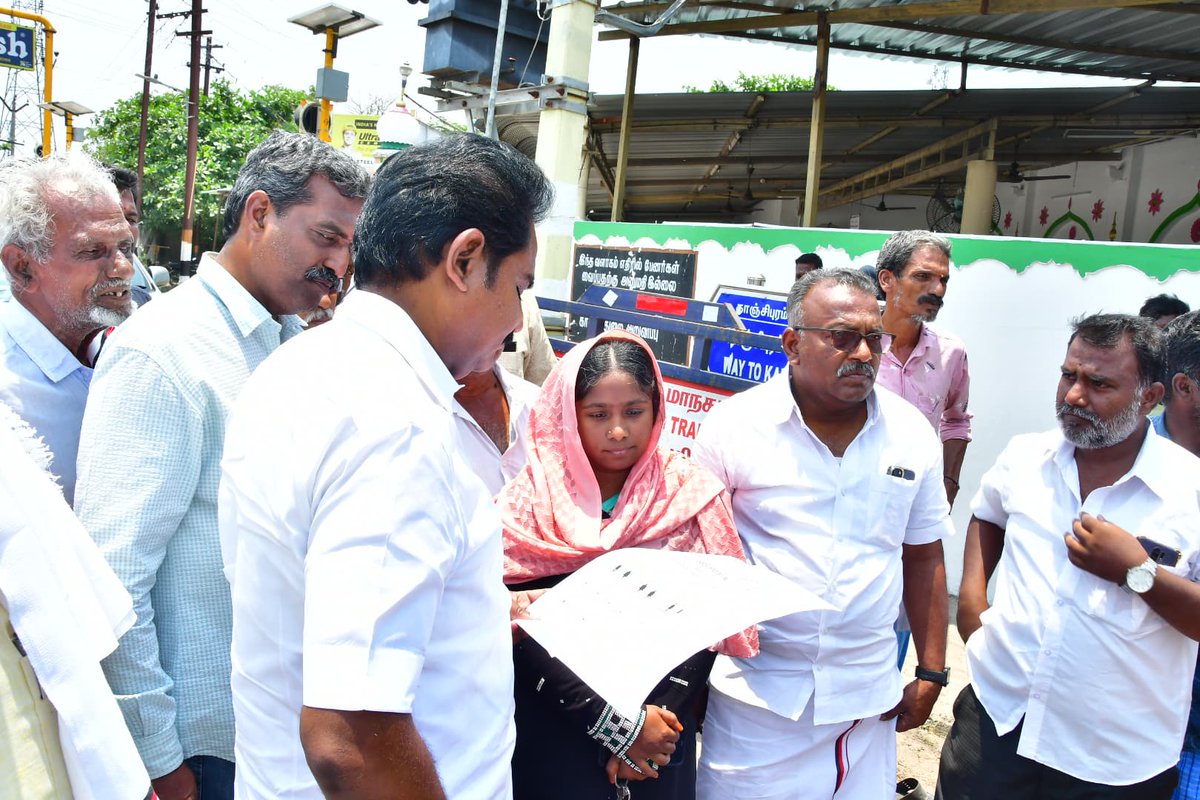 EzhilarasanCvmp's tweet photo. ஒலிமுகமதுபேட்டை தர்கா அருகில் #MLACDS நிதியிலிருந்து ரூ.18.65 லட்சம் மதிப்பீட்டில் கட்டப்படவுள்ள பயணியர் பேருந்து நிறுத்தத்திற்கு அடிக்கல் நாட்டி, பணியினை துவக்கி வைத்தேன்.
@CMOTamilnadu | @DMKITwing | @TRBRajaa
2/2 https://t.co/QuTXOC8MwP