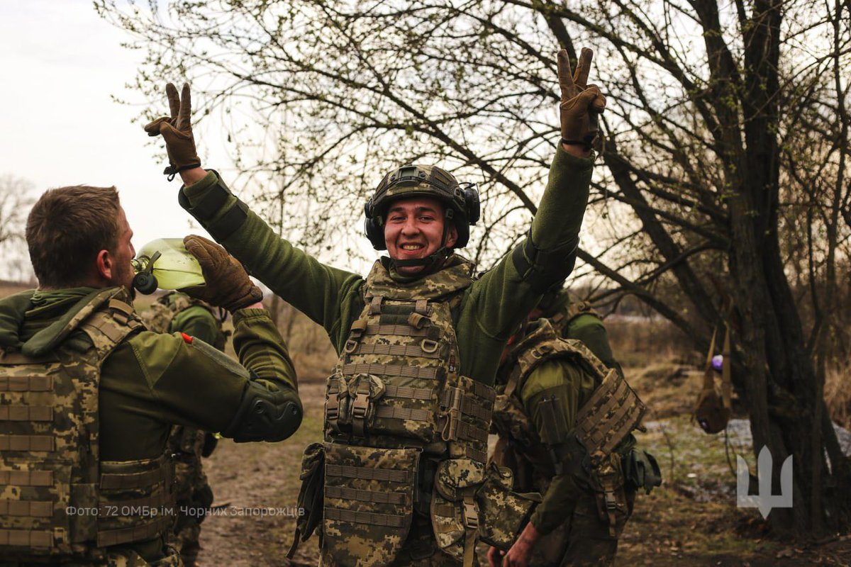DefenceU's tweet photo. It's Friday!
Start your morning with a smile!

📷: 72nd Mechanized Brigade https://t.co/FJur7c90hc