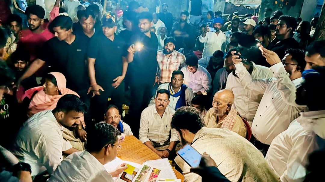 हम अपने सिपाही की शहादत को यूँ नहीं जाने देंगे...

आज आज़मगढ़ में हमारे संघर्षशील साथी प्रवीण उर्फ सूरज बाबा के परिवार से मिलकर उनका दुःख साझा किया। पुलिस इसे दुर्घटना बता रही है, लेकिन परिजनों और साथियों की बातों से यह स्पष्ट होता है कि यह एक सुनियोजित साज़िश थी।

हम सरकार,