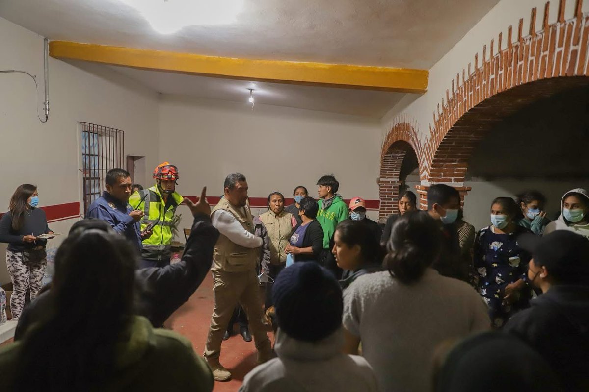 SolDeCuernavaca's tweet photo. 📌 Ante publicaciones en redes sociales de un aviso de evacuación por el incendio en Santo Domingo, Tepoztlán, Protección Civil de Morelos informa que se está realizando la valoración de riesgos y mantiene equipo especializado en la zona 🦺👥

📸 Cortesía: PC Estatal https://t.co/OexwWNoz9y