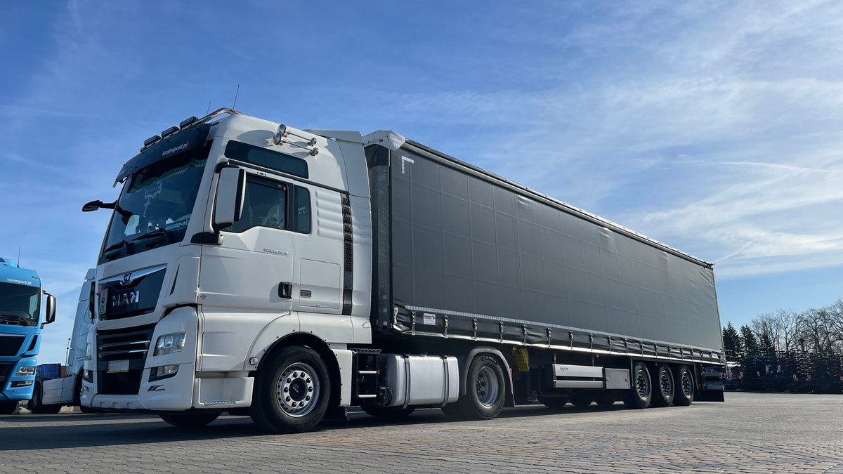 KMIMPORT's tweet photo. 🚛 Wizyta zadowolonego Klienta zestawem kupionym w KM IMPORT: MAN TGX +  Schmitz Cargobull.
Zestaw robi robotę w Skandynawii i wygląda jak z katalogu! ✨
Dziękujemy za zaufanie i miłą wizytę ☕💬 
A Ty? Jakie masz potrzeby sprzętowe?
#spedycja #tsl #transport #skandynawia https://t.co/EFHNM7sdtN
