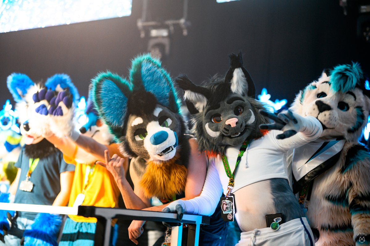 Best con mood is to dance with you friends! 🔥✨
with <a href="/CyonFR/">Cyon 🔜 Megaplex</a> and <a href="/LisanSnowTiger/">Lisan | @LisanSnowTiger.bsky.social</a> 
<a href="/leggyyyyyyy/">Maiao ⏚</a> 📸✨

#NFC2025 #FursuitFriday