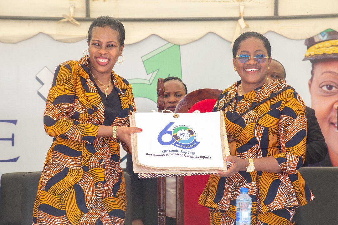 ThandiLwoga's tweet photo. Tarehe 10 Aprili 2025, Chuo  cha Elimu ya Biashara( CBE) Kampasi ya Dar es Salaam ilisherekea Siku ya Jinsia ikiwa ni sehemu ya jitihada na mikakati ya kuzingatia na kuimarisha  haki na usawa wa kijinsia kwa wanafunzi na watumishi hapo chuoni.

Mgeni Rasmi katika hafla hii alikuwa ni Kamishna Jenerali wa Uhamiaji(CGI),Dkt. Anna Makakala. Watumishi na wanafunzi walikuwepo kushuhudia tukio hili.

Pamoja na mambo mengine,Mgeni Rasmi alikabidhi zawadi kwa watumishi waliofanikiwa kumaliza masomo kwa mwaka huu na wengine waliokuwa na mchango kwenye dawati la jinsia.
