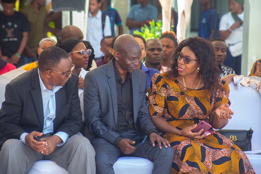 ThandiLwoga's tweet photo. Tarehe 10 Aprili 2025, Chuo  cha Elimu ya Biashara( CBE) Kampasi ya Dar es Salaam ilisherekea Siku ya Jinsia ikiwa ni sehemu ya jitihada na mikakati ya kuzingatia na kuimarisha  haki na usawa wa kijinsia kwa wanafunzi na watumishi hapo chuoni.

Mgeni Rasmi katika hafla hii alikuwa ni Kamishna Jenerali wa Uhamiaji(CGI),Dkt. Anna Makakala. Watumishi na wanafunzi walikuwepo kushuhudia tukio hili.

Pamoja na mambo mengine,Mgeni Rasmi alikabidhi zawadi kwa watumishi waliofanikiwa kumaliza masomo kwa mwaka huu na wengine waliokuwa na mchango kwenye dawati la jinsia.