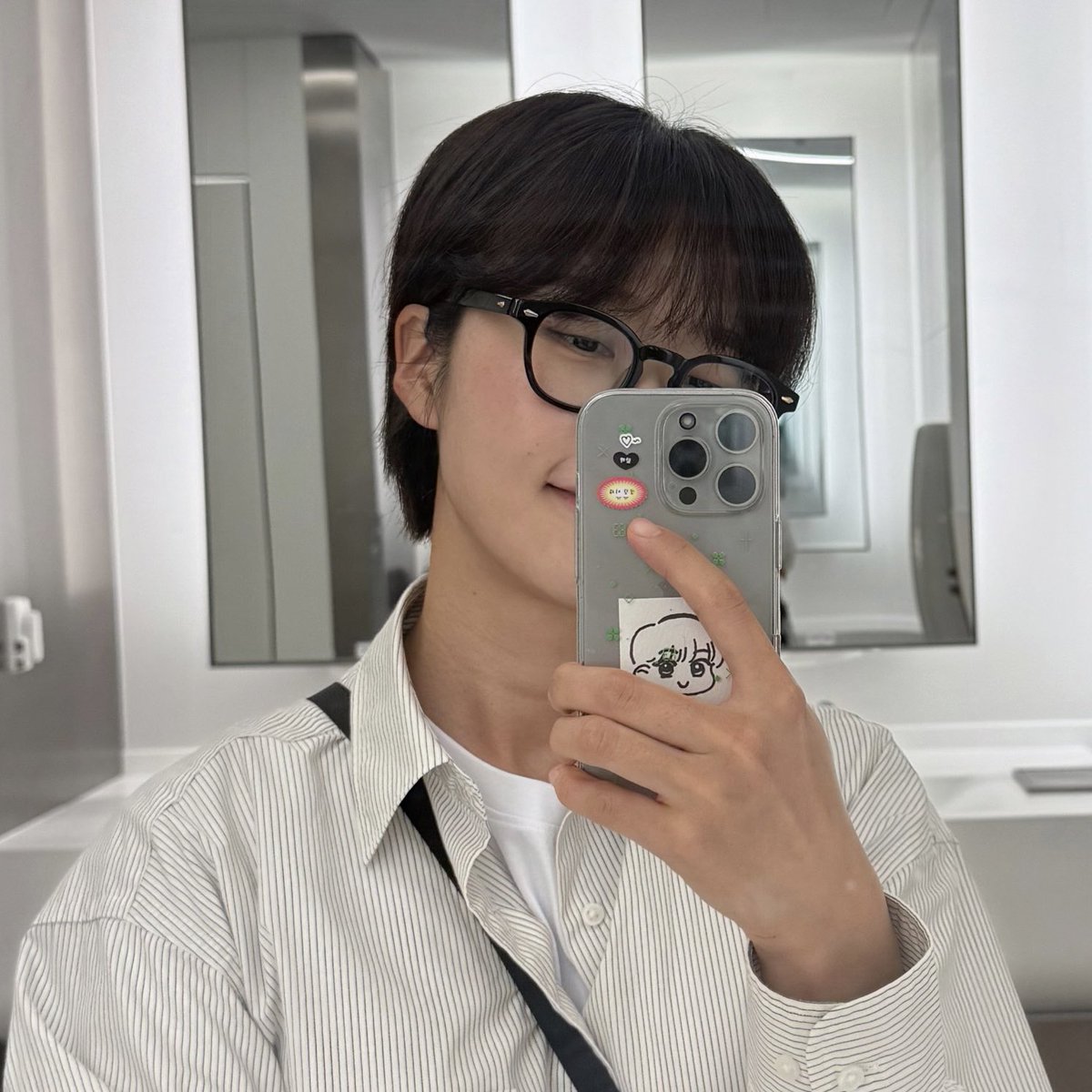 안경에 셔츠에 조아라가 제일 잘찍는 거울셀카까지 
삼종세트에 정신을 못차리겠어요