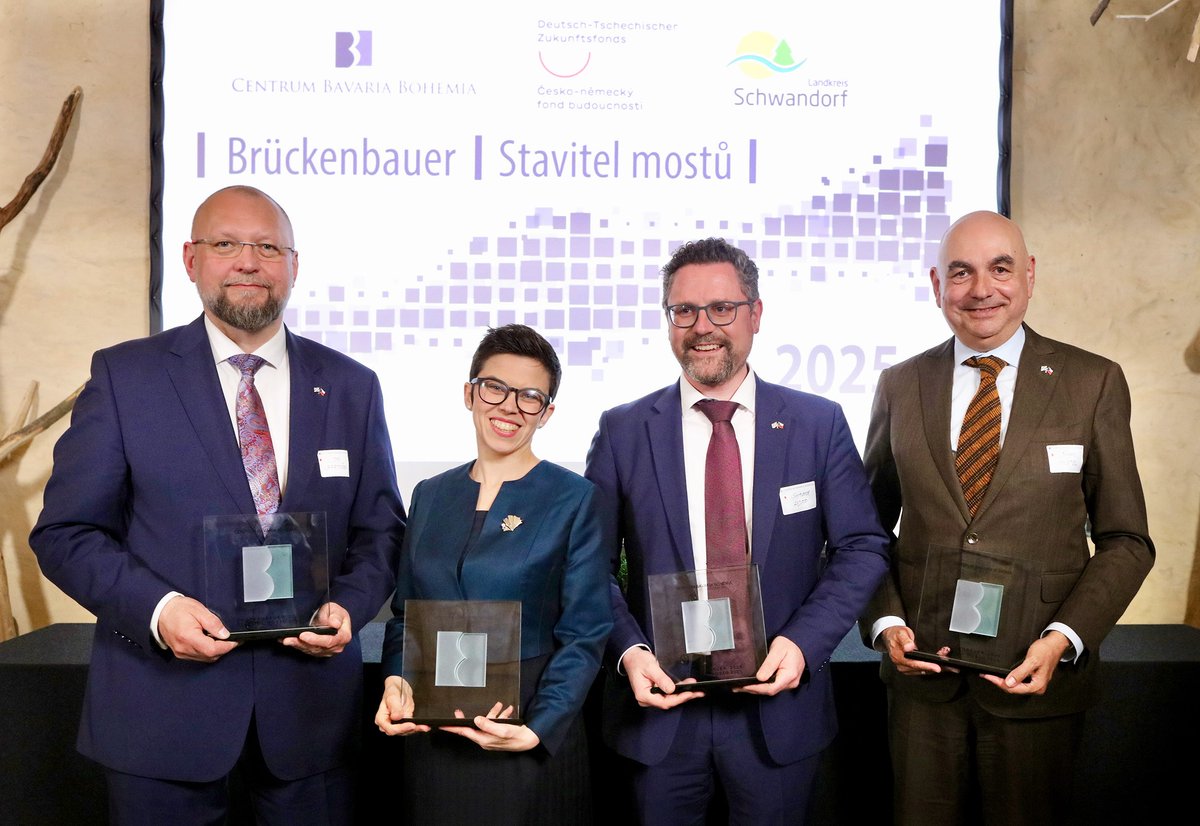 Bayerischer Landtag (@landtag_bayern) on Twitter photo Hohe Auszeichnung für die Koordinatoren der bayerisch-tschechischen Zusammenarbeit: <a href="/Gertinger/">Gerhard Hopp</a> & <a href="/JuergenMistol/">Jürgen Mistol 🇺🇦 🇮🇱</a> für ⚪️🔵 sowie <a href="/honzabartosek/">Jan Bartošek</a> & <a href="/olgarichterova/">Olga Richterová</a> für 🇨🇿 wurden mit dem renommierten „Brückenbauerpreis“ geehrt. Mehr dazu: bayern.landtag.de/aktuelles/vera… Hohe Auszeichnung für die Koordinatoren der bayerisch-tschechischen Zusammenarbeit: <a href="/Gertinger/">Gerhard Hopp</a> & <a href="/JuergenMistol/">Jürgen Mistol 🇺🇦 🇮🇱</a> für ⚪️🔵 sowie <a href="/honzabartosek/">Jan Bartošek</a> & <a href="/olgarichterova/">Olga Richterová</a> für 🇨🇿 wurden mit dem renommierten „Brückenbauerpreis“ geehrt. Mehr dazu: bayern.landtag.de/aktuelles/vera…