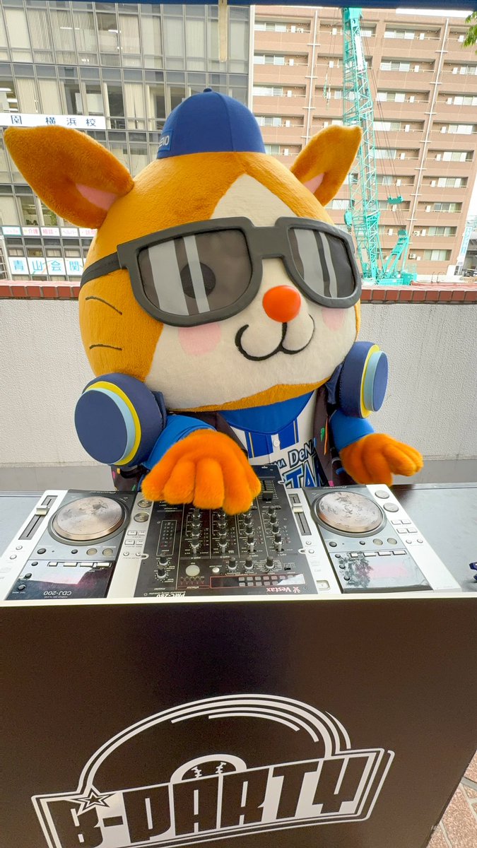 m10_izz8's tweet photo. スターマン、もとい DJ.STARMAN 本格的な機材で演奏してくれた🐹🕶️🎶🎧
#スターマン https://t.co/Hu13m8Q4Qg