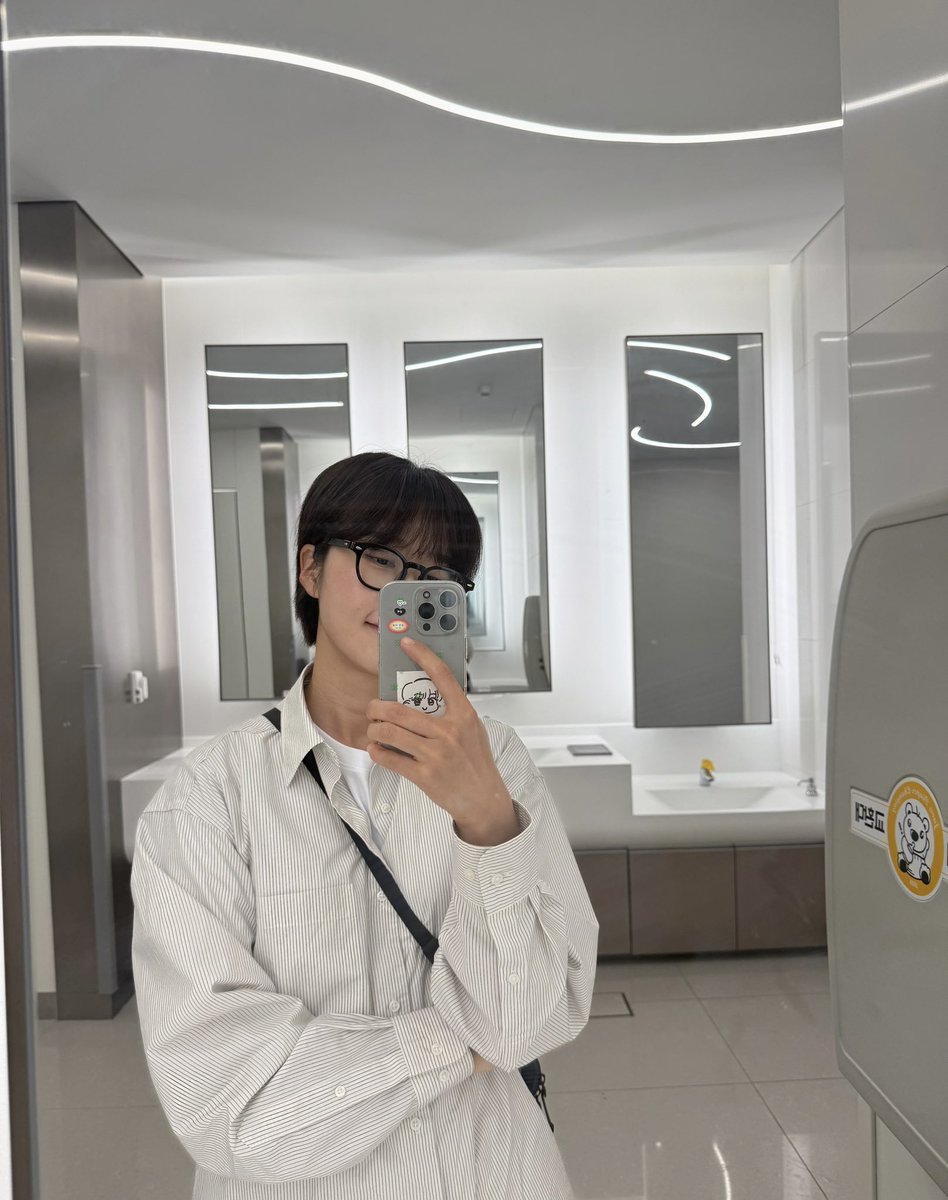 아니 안경+거울셀카가 왔다고 미쳤다고...