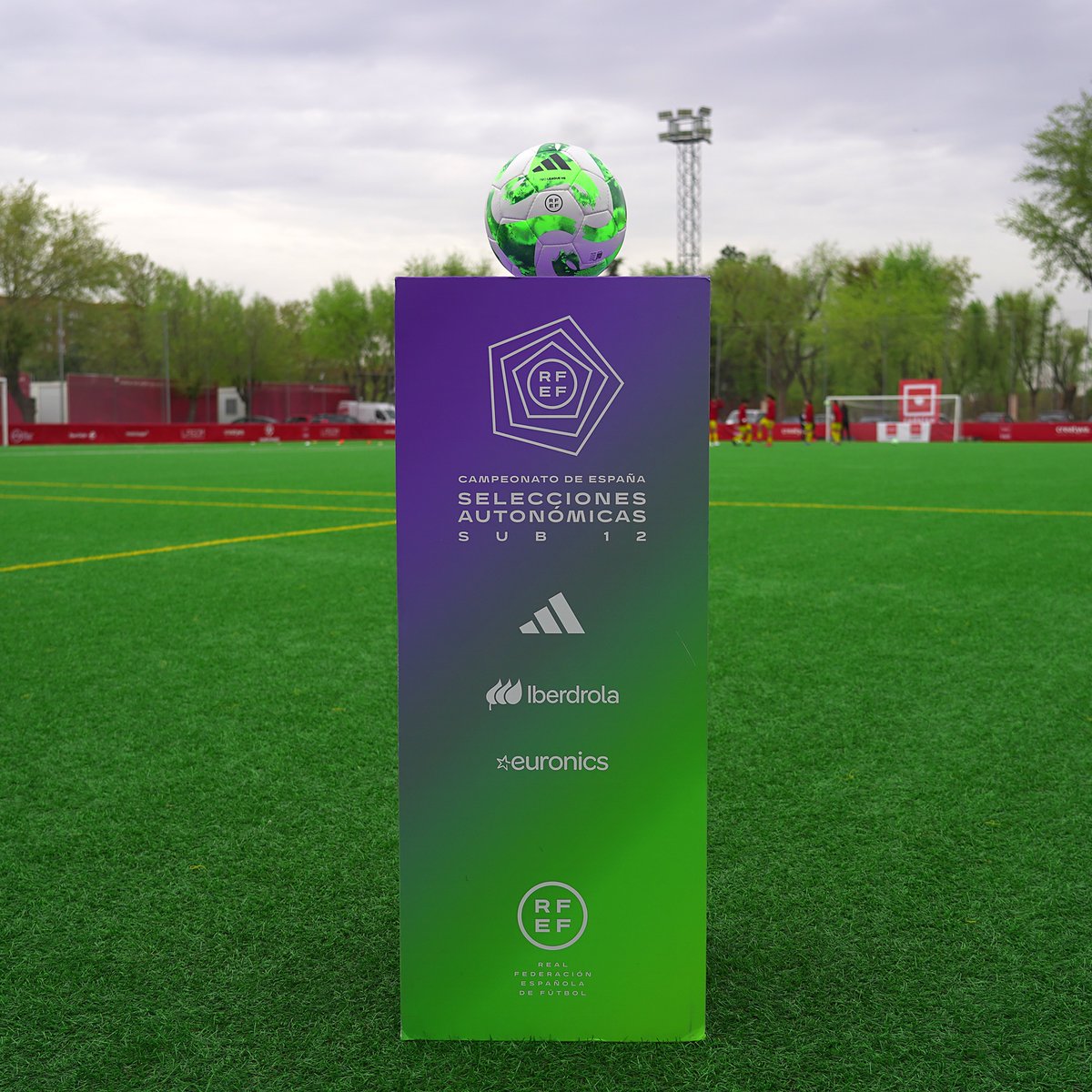 💫 Las estrellas del mañana saltan al terreno de juego.

Los #CESA 𝘀𝘂𝗯-𝟭𝟮 dan color a este fin de semana.

📍 Cotorruelo
📍 Ciudad del Fútbol

ℹ️ rfef.es/es/noticias/lo…

#Sub12FEM | #Sub12MASC