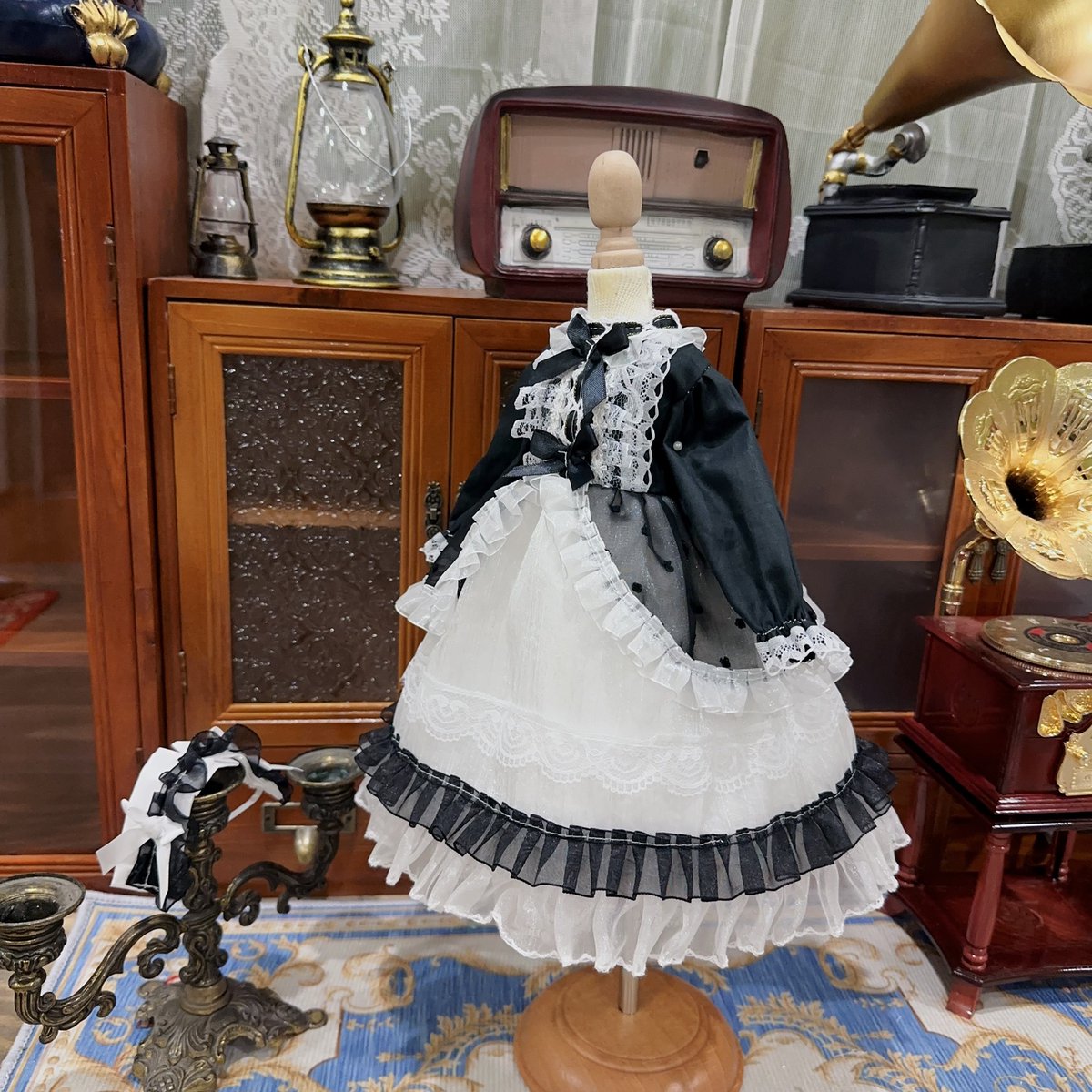 新着商品のご紹介👗

黒と白のシンプルな色合いですが、リボンやレースをあしらった可愛らしいデザインのメイドドレスです！

サイズは3分〜6分までご用意がございます！
shop.dollcoll.com/items/104236095

#SDドレス #ドール服通販 #DDドレス #MSD衣装 #MDD衣装 #幼SDコスチューム