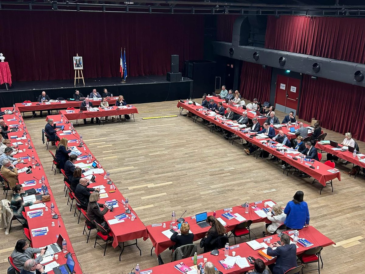 CA VYVS (@cavyvs) on Twitter photo Hier soir, c’était conseil communautaire !
Réunis à Crosne sous la présidence de <a href="/durovray/">François Durovray</a>, les élus ont voté les taux de fiscalité, qui restent inchangés pour les ménages et ont adopté le schéma d’objectif stratégique sur la redynamisation du secteur du Grand Valdoly ! #enavant Hier soir, c’était conseil communautaire !
Réunis à Crosne sous la présidence de <a href="/durovray/">François Durovray</a>, les élus ont voté les taux de fiscalité, qui restent inchangés pour les ménages et ont adopté le schéma d’objectif stratégique sur la redynamisation du secteur du Grand Valdoly ! #enavant
