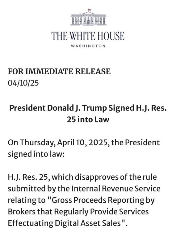 MaxCrypto's tweet photo. 🇺🇸 PRESIDENT TRUMP HAS OFFICIALLY SIGNED THE FIRST-EVER BITCOIN AND CRYPTO BILL INTO LAW.

MEGA BULL RUN IS COMING I 2025 https://t.co/xqSYGRDXfg