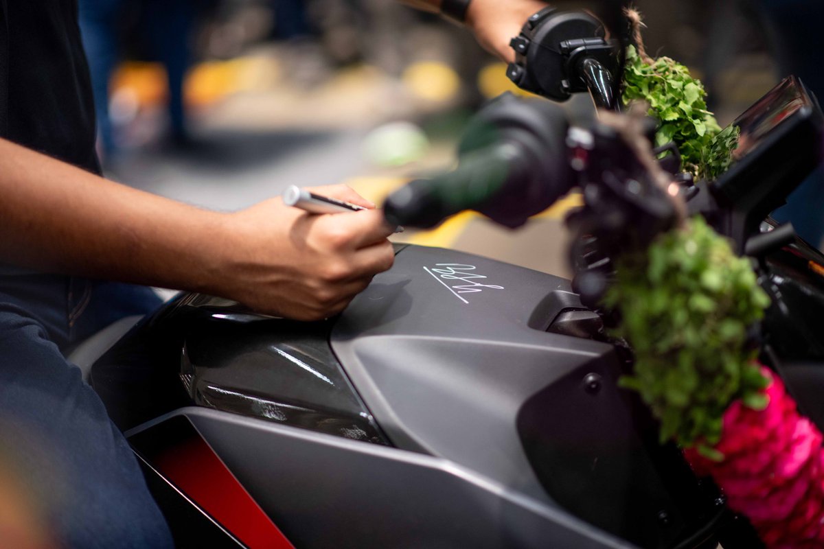 bhash's tweet photo. Taking the EV revolution to the next level with the roll-out of our first Roadster X today!🏍️

Super proud of the entire team @OlaElectric who worked relentlessly to build the future of motorcycling in India, and taking us closer to #EndICEAge 🙌⚡ https://t.co/lJI0qaNyLf