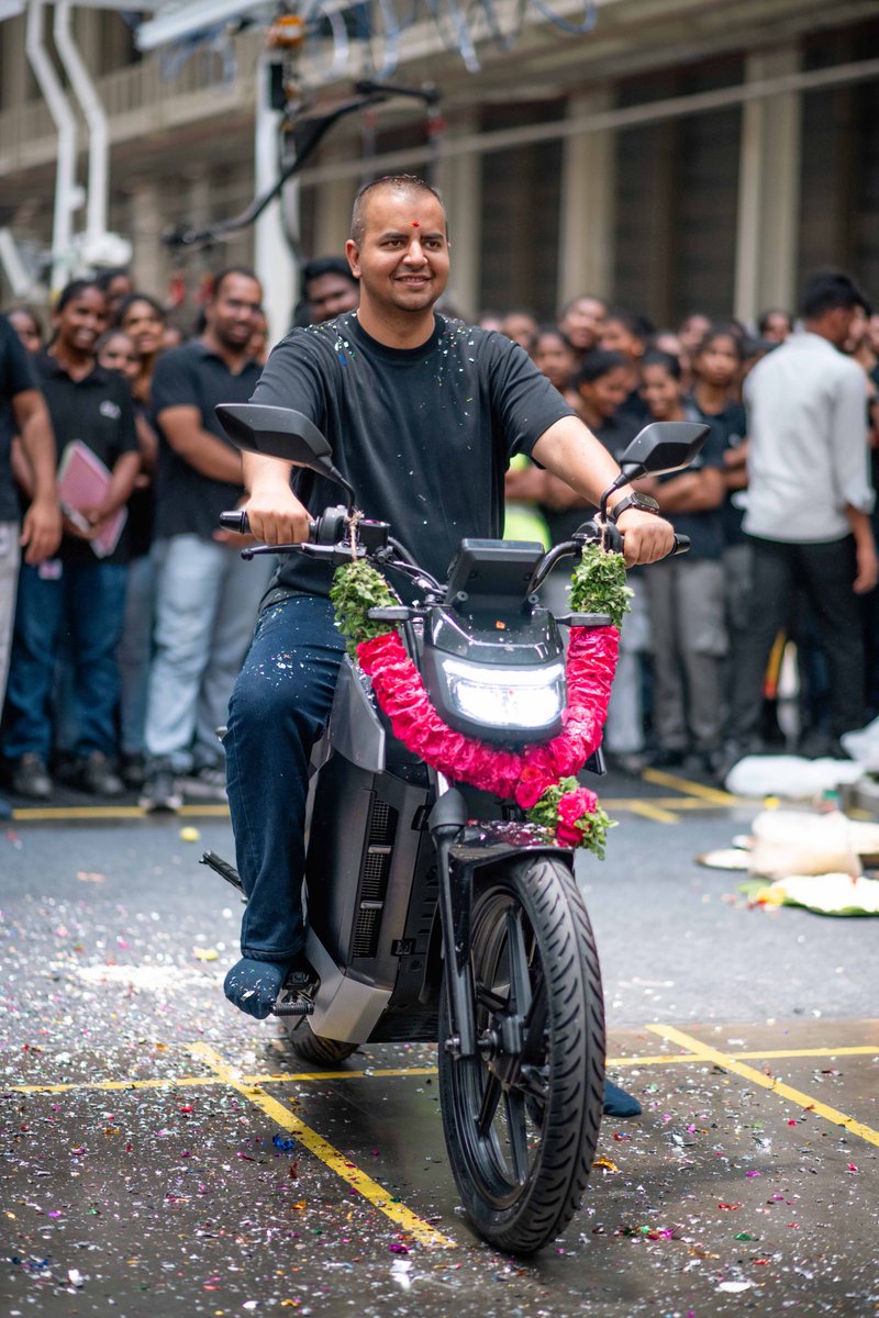 bhash's tweet photo. Taking the EV revolution to the next level with the roll-out of our first Roadster X today!🏍️

Super proud of the entire team @OlaElectric who worked relentlessly to build the future of motorcycling in India, and taking us closer to #EndICEAge 🙌⚡ https://t.co/lJI0qaNyLf