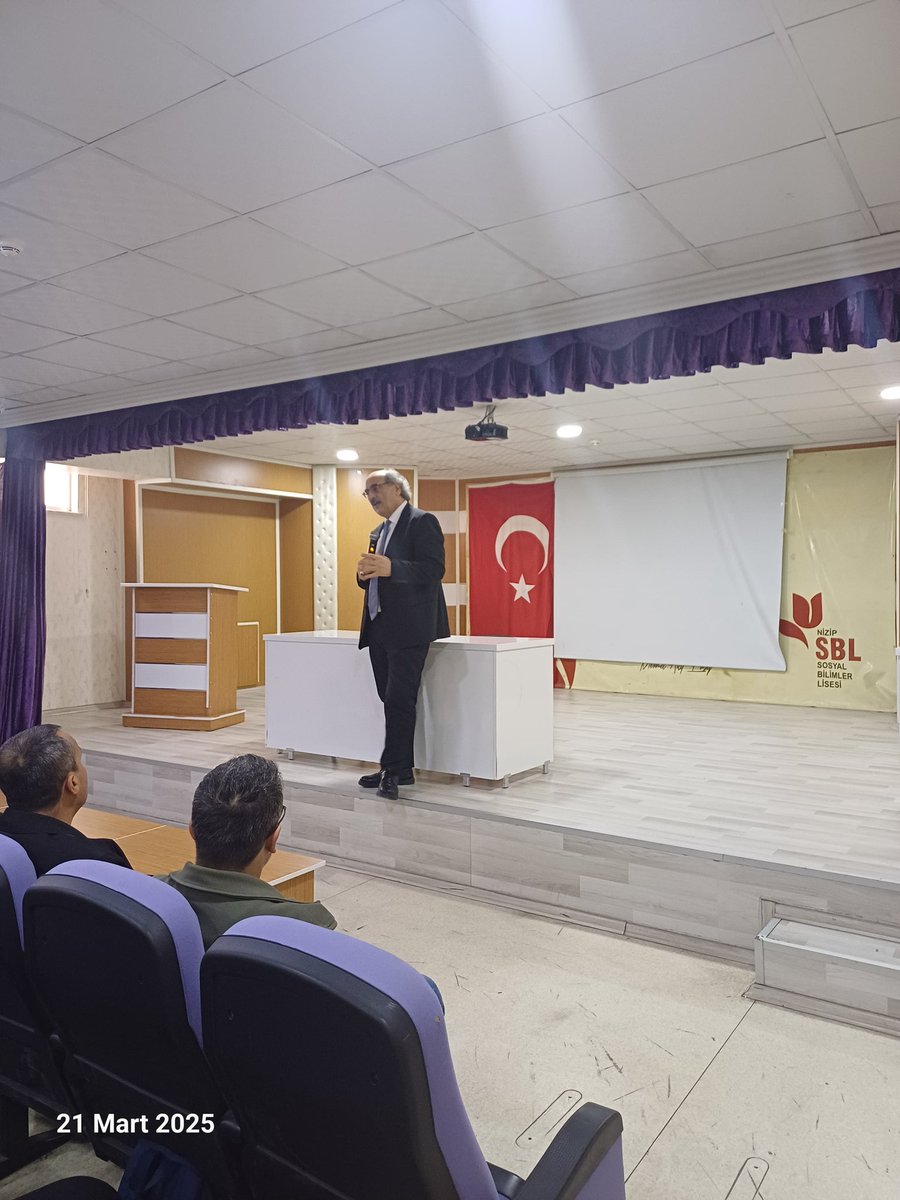 nsblmeclis's tweet photo. #OkuyorumYazıyorum projesi kapsamında Talim ve Terbiye kurulu başkan yardımcısı yazar @mehmetnezirg okulumuzda "Duruşunu bozmayan adam Mehmet Akif Ersoy"adlı kitabı üzerine söyleşi ve imza etkinliği gerçekleştirdi.Katılımından dolayı kendisine çok teşekkür ederiz. https://t.co/XsUI3WUxdF