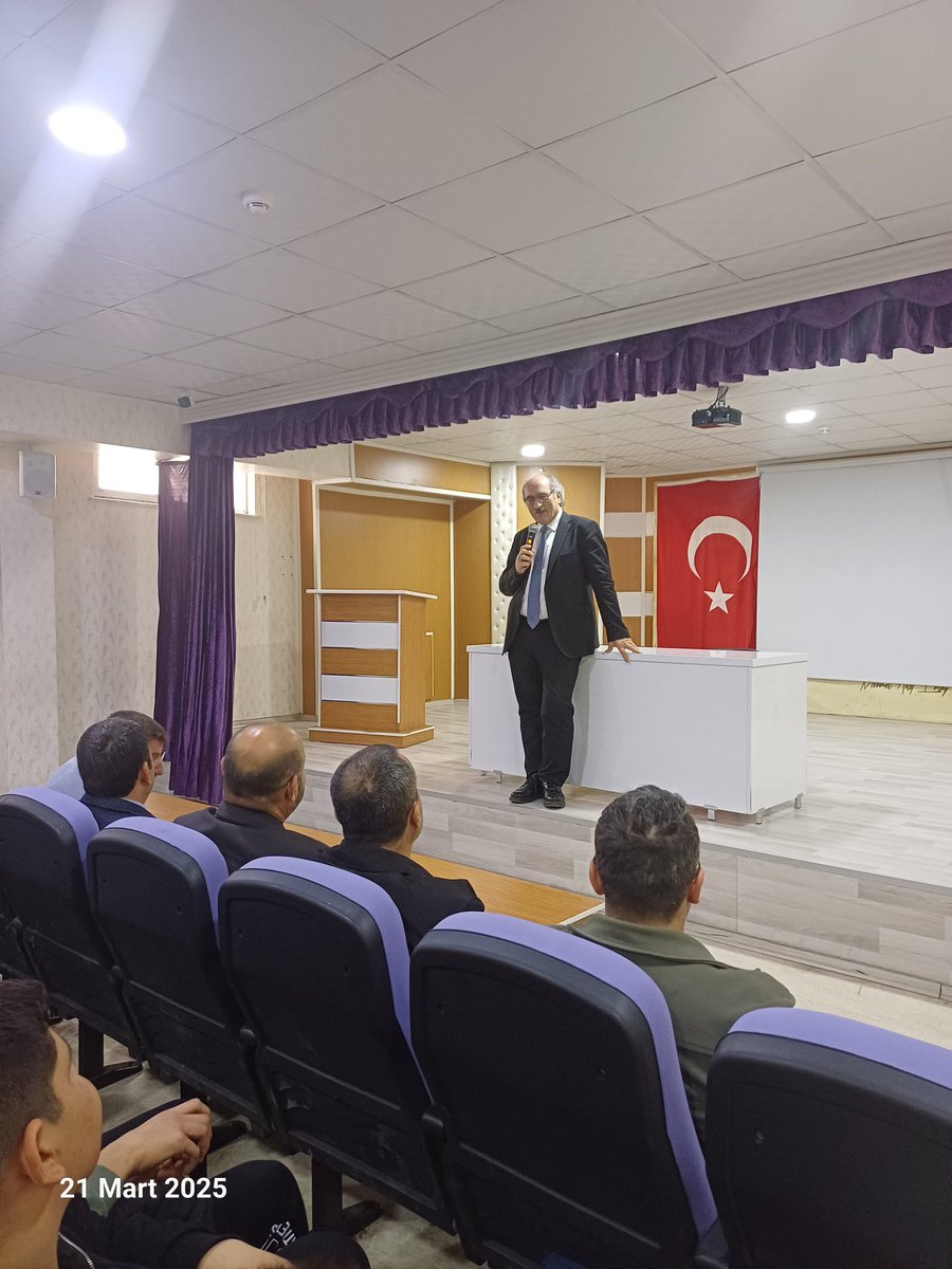 #OkuyorumYazıyorum projesi kapsamında Talim ve Terbiye kurulu başkan yardımcısı yazar <a href="/mehmetnezirg/">mehmet nezir gül</a> okulumuzda "Duruşunu bozmayan adam Mehmet Akif Ersoy"adlı kitabı üzerine söyleşi ve imza etkinliği gerçekleştirdi.Katılımından dolayı kendisine çok teşekkür ederiz.