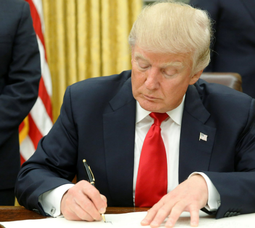 simplykashif's tweet photo. 🇺🇸President Donald Trump has officially signed the bill to repeal the "DeFi Crypto Broker Rule".

 First-ever crypto bill signed into U.S. law by a president. https://t.co/lkMFOyG5nY