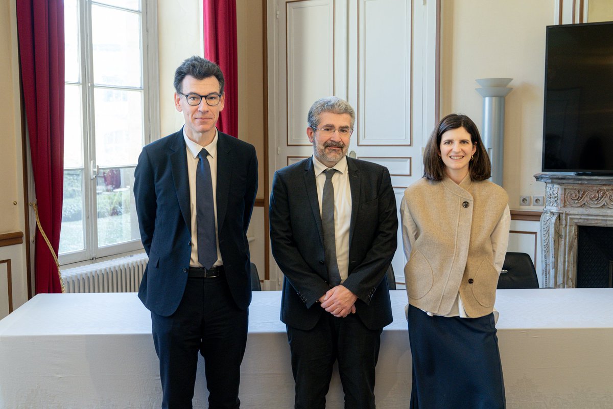 Inria (@inria) on Twitter photo La signature du Contrat d’Objectifs de Moyens et de Performance (COMP) 2024-2028 d’<a href="/Inria/">Inria</a> a eu lieu ce mercredi 9 avril par <a href="/PhBaptiste/">Philippe Baptiste</a>, <a href="/ClaraChappaz/">Clara Chappaz</a>, et <a href="/bsportisse/">Bruno Sportisse</a>.
➕En savoir plus : inria.fr/fr/contrat-obj… La signature du Contrat d’Objectifs de Moyens et de Performance (COMP) 2024-2028 d’<a href="/Inria/">Inria</a> a eu lieu ce mercredi 9 avril par <a href="/PhBaptiste/">Philippe Baptiste</a>, <a href="/ClaraChappaz/">Clara Chappaz</a>, et <a href="/bsportisse/">Bruno Sportisse</a>.
➕En savoir plus : inria.fr/fr/contrat-obj…