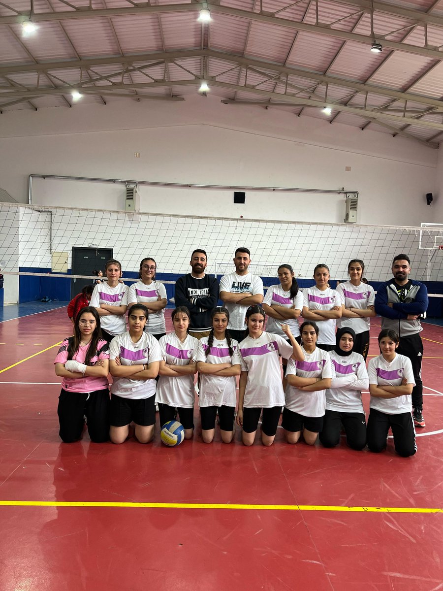 nsblmeclis's tweet photo. NSBL filenin sultanları rakiplerini yenerek ilçede grup https://t.co/lnz1vnNSv1 olmuştur. İl birinciliği için Gaziantepte yolumuza devam ediyoruz👏🏼🏐💫@gencliksporbak @Cgnde @NizipilceMEM https://t.co/a6XKR0wq3a
