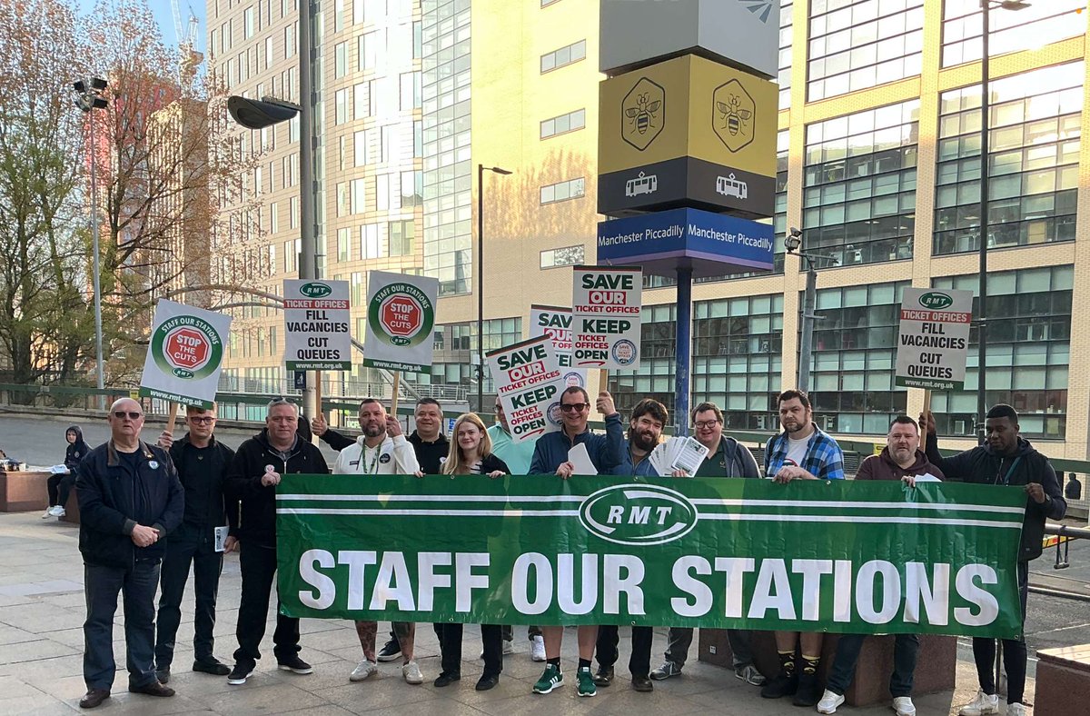 <a href="/RMTunion/">RMT</a> sending a message to Avanti West Coast from the travelling public - Staff Our Stations
📸 Manchester Piccadilly
Please support our campaign by letting your MP know that Stations Need Staff
actionnetwork.org/letters/avanti…