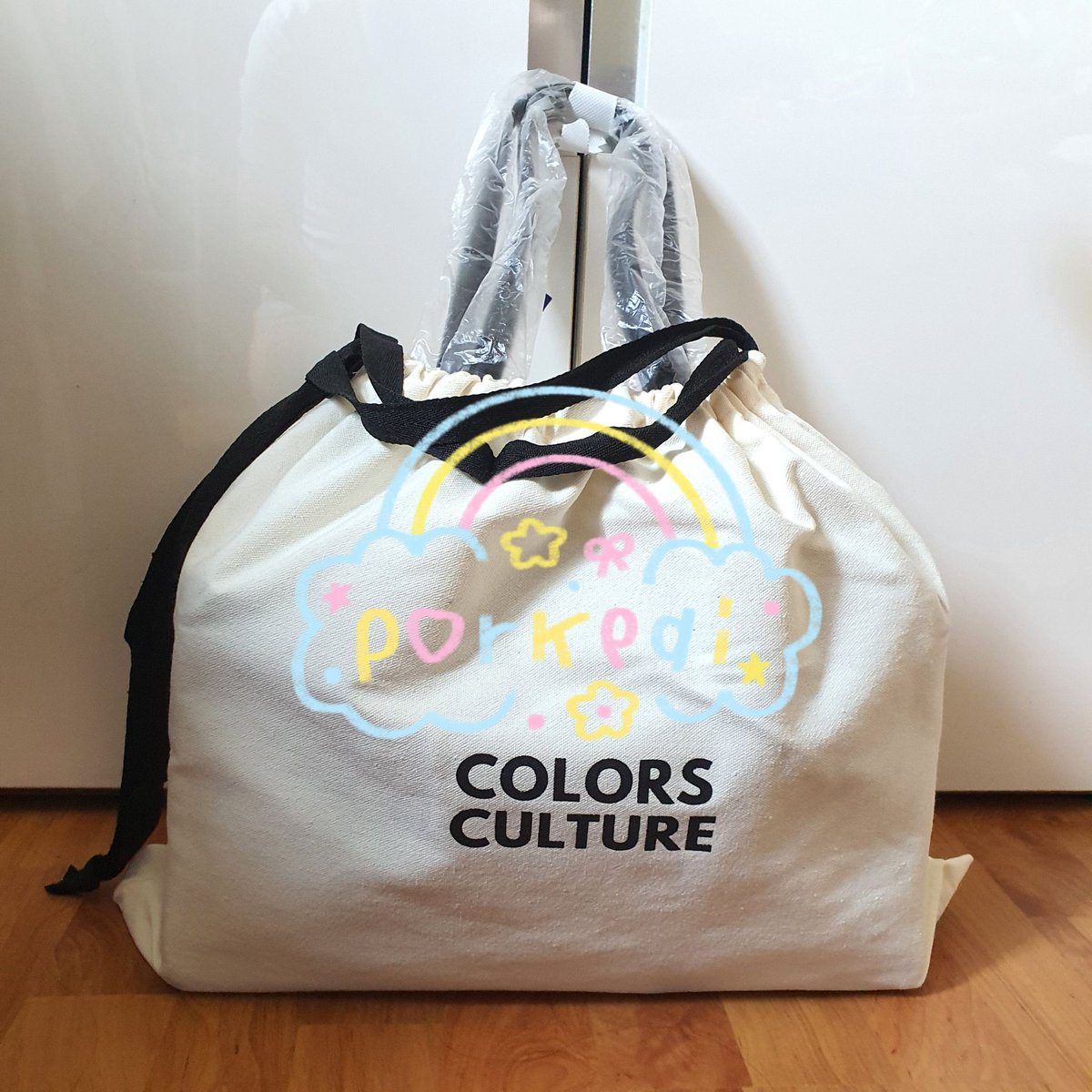 porkeai's tweet photo. CARRY ALL SHOULDER BAG
กระเป๋าสีดำของใหม่ มีถุงมีป้ายครบ
ส่งต่อสามพันบาท เดมมาได้ค่ะ
#ColorsCulture 
#theHolidayCollection
#ตลาดนัดบกพพ https://t.co/CNbQFMPLLG