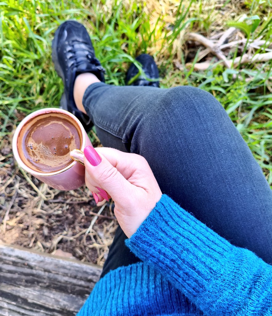 kahveliceee's tweet photo. "Ve aşk..!!
Bir saç teli kadar inceydi.
Üstünde yürüyebilmek için cambaz olmak değil,
Yürekli olmak gerekiyordu…"

#günaydın #cuma #stanbul 🍀🌿 
Bi' Kahve 🤍☕🌸 https://t.co/QXhno6jiDt