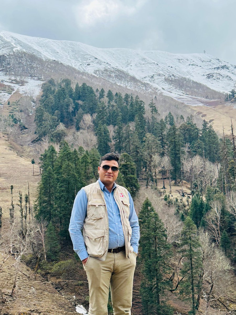 सुन्दर प्रकृति संग ..! 
पृष्ठभुमिमा Dafe हिमाल जुम्ला ।।