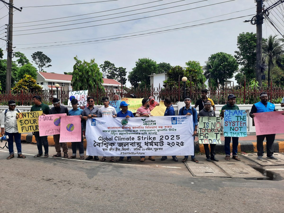 JebaHumayara's tweet photo. Today’s Climate Strike In Sylhet,  Bangladesh. 
#climateStrike 
#DontSellOurFuture
@Fridays4future 
@YouthNetGlobal 
@SohanYouthNetG https://t.co/0amZ1sIR2H