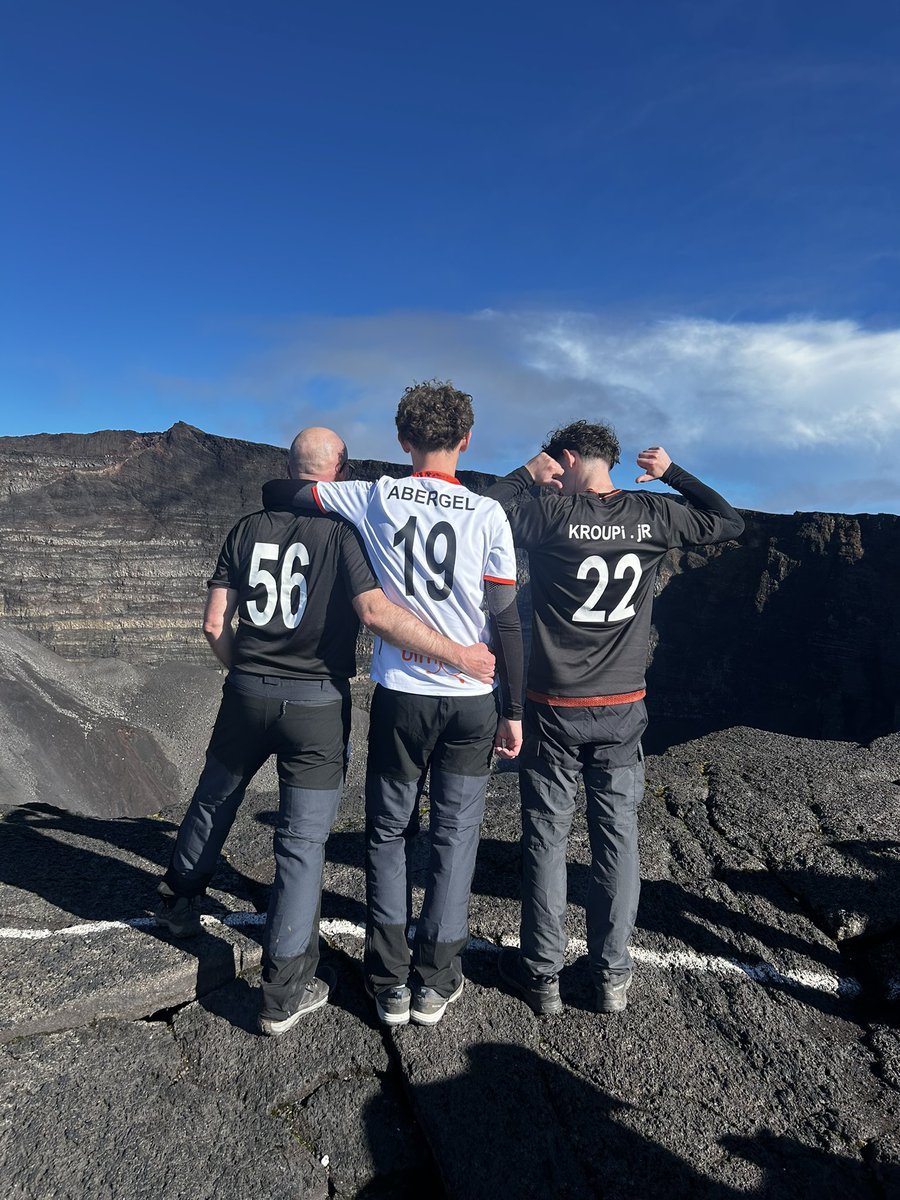 gabigoaal's tweet photo. j’ai ramené le @FCLorient en haut du Piton de la Fournaise 🧡🖤 https://t.co/U0JWmPCkug